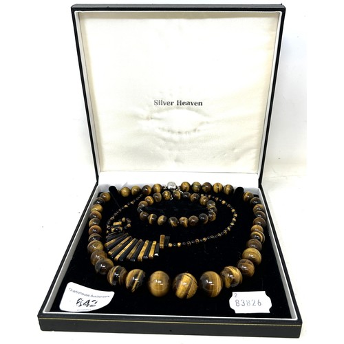 642 - A tiger's eye bead necklace, a similar bracelet, and a fringe necklace (3)