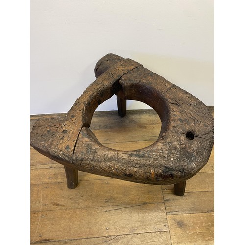 959 - A rustic wooden stand, most likely for a mortar, on three legs, 85 cm wide