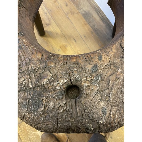 959 - A rustic wooden stand, most likely for a mortar, on three legs, 85 cm wide