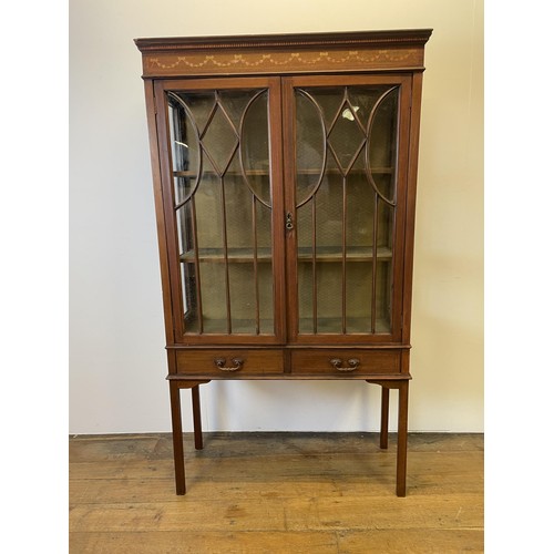 938 - An Edwardian inlaid mahogany display cabinet, 91 cm wide