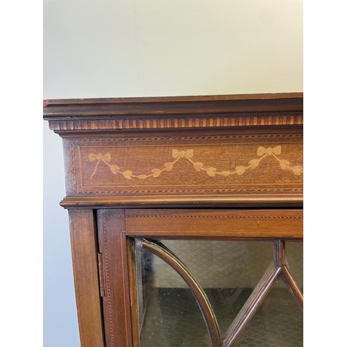 938 - An Edwardian inlaid mahogany display cabinet, 91 cm wide