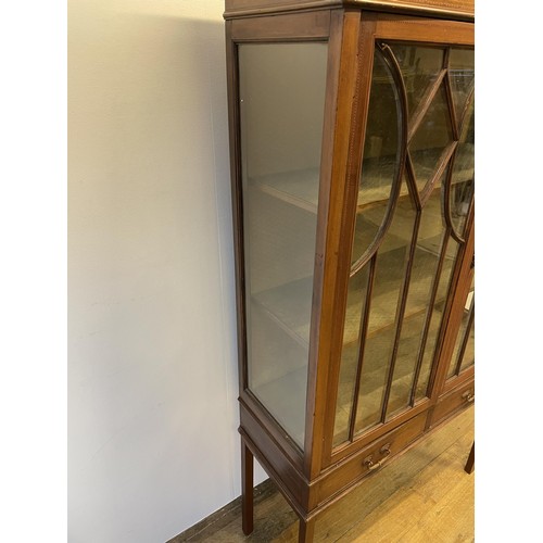 938 - An Edwardian inlaid mahogany display cabinet, 91 cm wide