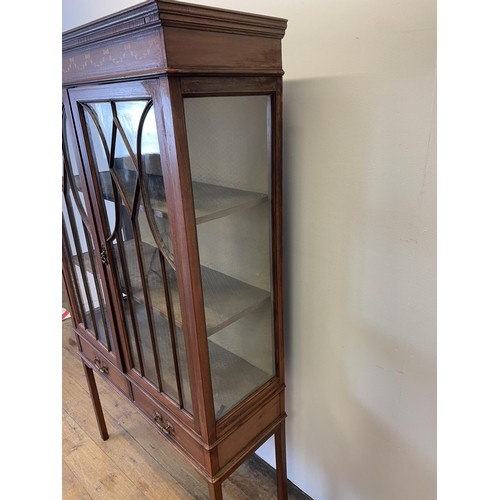 938 - An Edwardian inlaid mahogany display cabinet, 91 cm wide