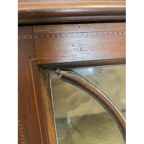 938 - An Edwardian inlaid mahogany display cabinet, 91 cm wide