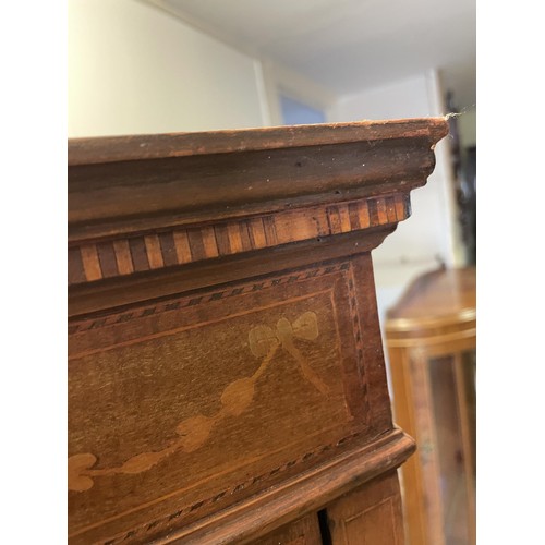 938 - An Edwardian inlaid mahogany display cabinet, 91 cm wide