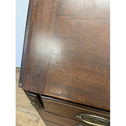 939 - A George III mahogany bureau, 87 cm wide