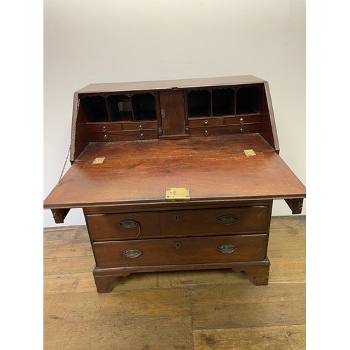 939 - A George III mahogany bureau, 87 cm wide