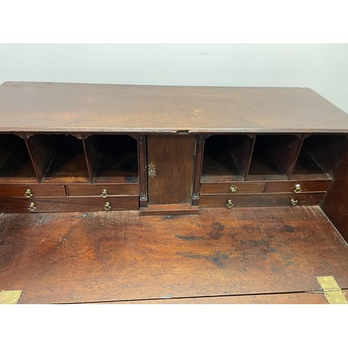 939 - A George III mahogany bureau, 87 cm wide