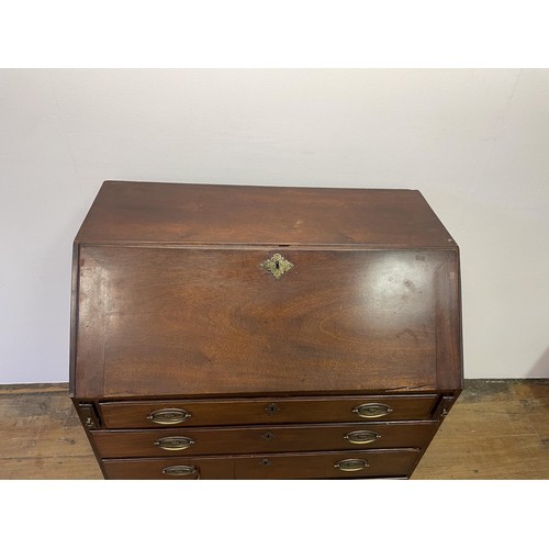 939 - A George III mahogany bureau, 87 cm wide