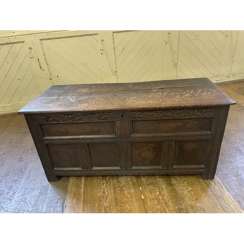 1038 - An oak coffer, 135 cm wide