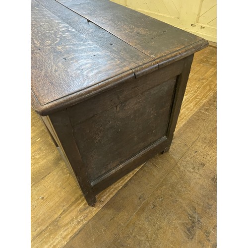 1038 - An oak coffer, 135 cm wide