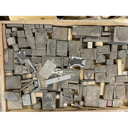 851 - A large quantity of vintage printing letter and image blocks, in thirteen trays