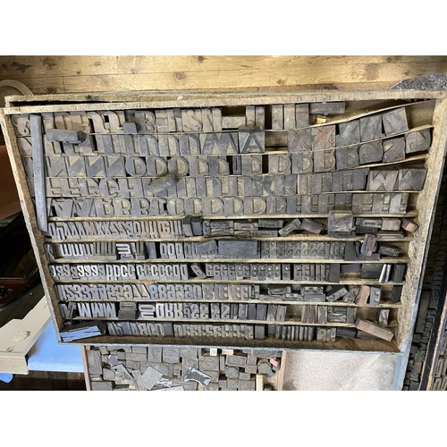 851 - A large quantity of vintage printing letter and image blocks, in thirteen trays