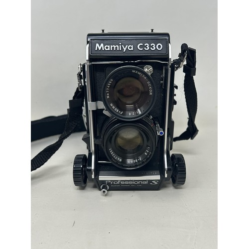 896 - A Mamiya C330 Professional twin lens camera
Provenance:  Sold on behalf of the Tenovus Cancer Care c... 