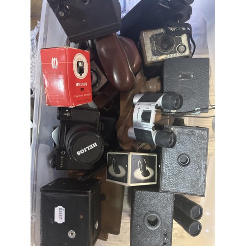 889 - Assorted cameras (box)