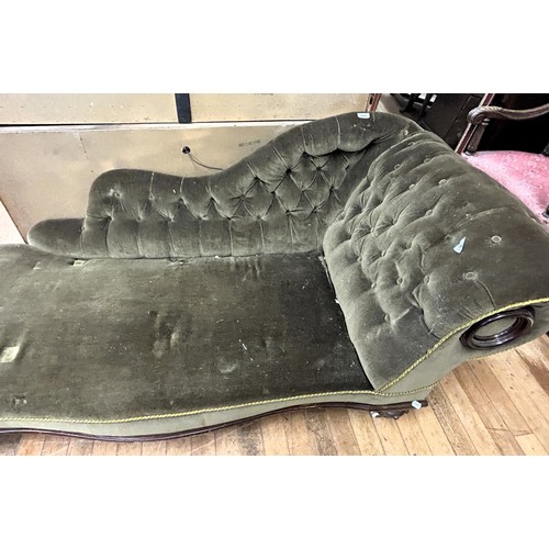 1060 - A 19th century button back chaise longue