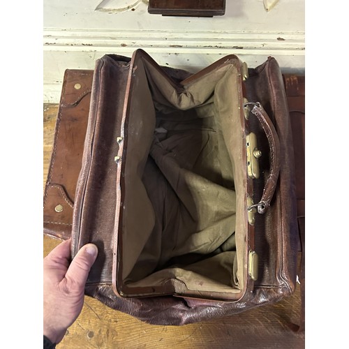 997 - A vintage leather suitcase, 64 cm wide, and a vintage leather bag, 41 cm wide (2)