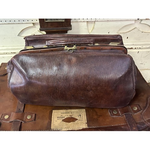 997 - A vintage leather suitcase, 64 cm wide, and a vintage leather bag, 41 cm wide (2)