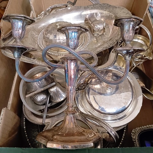 808 - A George V silver pepperpot, and assorted silver plate (box)