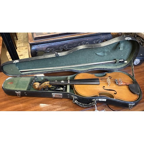 849 - A violin, in a case