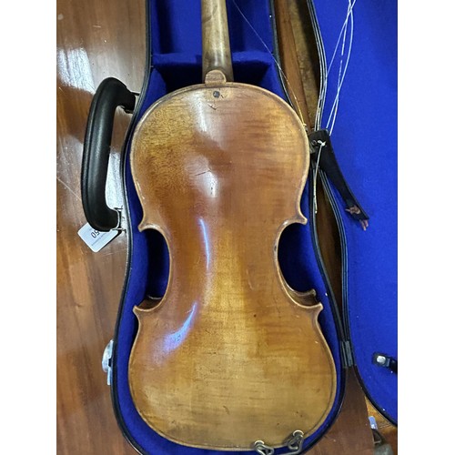 850 - A violin, in a case