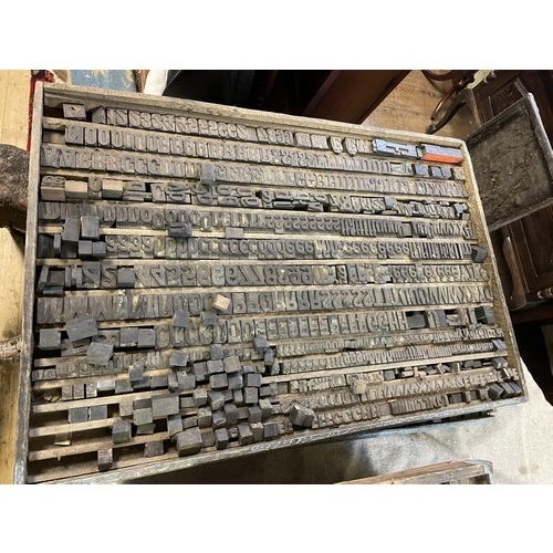 851 - A large quantity of vintage printing letter and image blocks, in thirteen trays