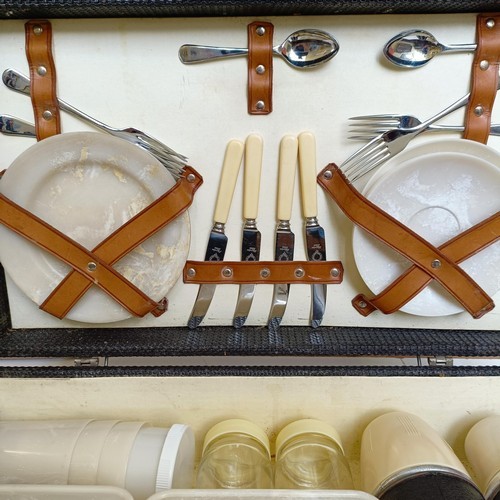 443 - A Brexton picnic set, retailed by Harrods, virtually unused, 50 cm wide, a picnic set, in a case wit... 