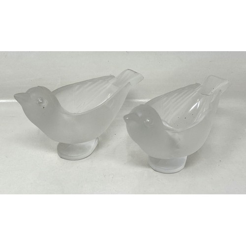 392 - A pair of frosted glass cream jugs, in the form of birds, 14 cm wide (2)