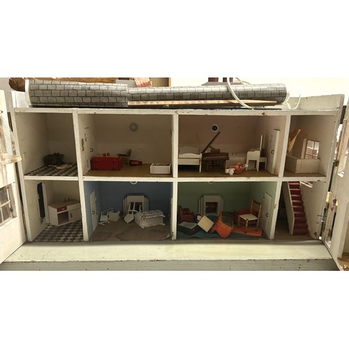 535 - A 1950s dolls house, 70 cm wide, a wooden tractor, and a trailer (3)