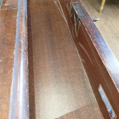 722 - A mahogany kneehole desk, with a green tooled and gilt leather top, 127 cm wide