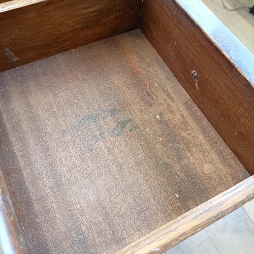 722 - A mahogany kneehole desk, with a green tooled and gilt leather top, 127 cm wide