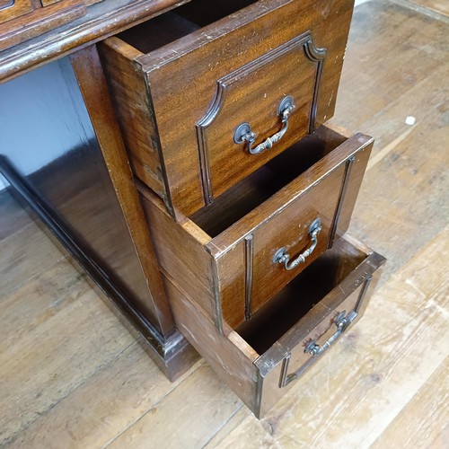 722 - A mahogany kneehole desk, with a green tooled and gilt leather top, 127 cm wide