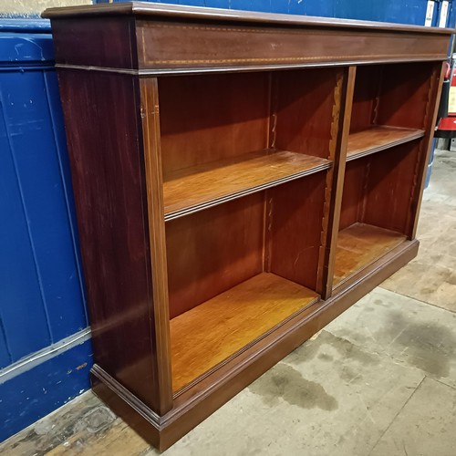 776 - A mahogany bookcase, with adjustable shelves, 86 x 150 cm