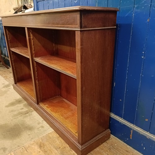 776 - A mahogany bookcase, with adjustable shelves, 86 x 150 cm