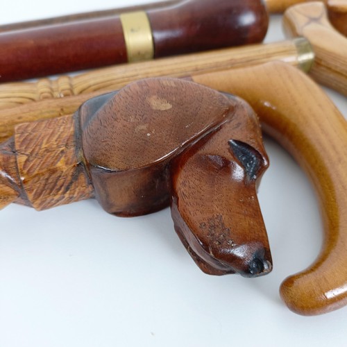 587 - A walking stick, the handle carved in the form of a dog, 38 cm, and four other walking sticks (5)