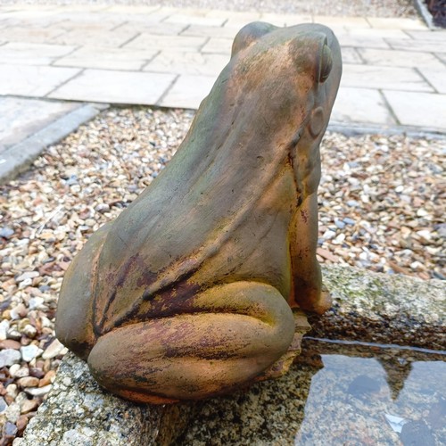 818 - A stone trough, and an ornamental toad (2)