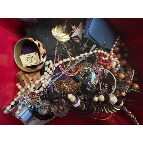 624 - Assorted costume jewellery (box)