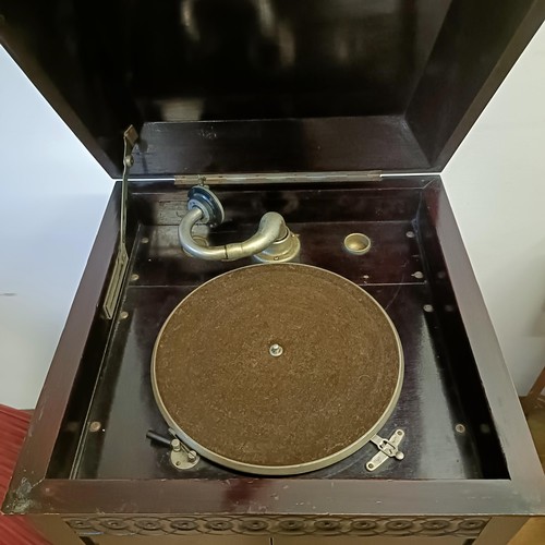 635 - A gramophone, and a table lamp (2)