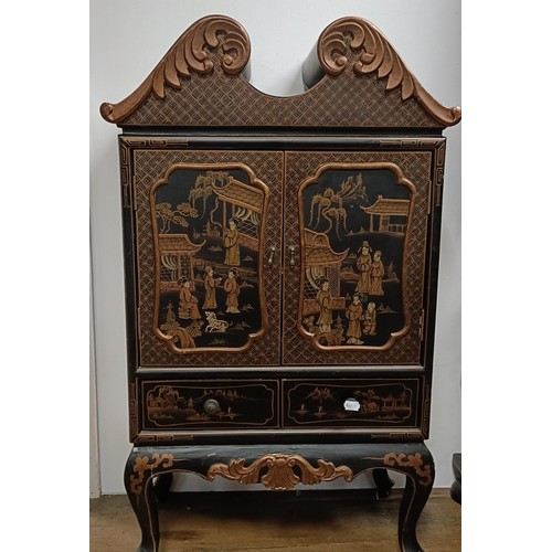 630 - A lacquered cabinet, in the Chinese manner, 70 cm wide, two boxes and two Eastern carvings (5)