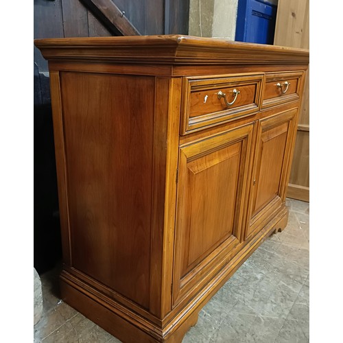 795 - A modern yew sideboard, 121 cm wide, and a similar extending dining table, 102 cm diameter (2)