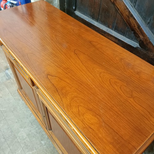 795 - A modern yew sideboard, 121 cm wide, and a similar extending dining table, 102 cm diameter (2)