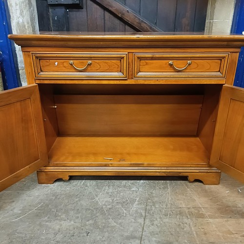 795 - A modern yew sideboard, 121 cm wide, and a similar extending dining table, 102 cm diameter (2)