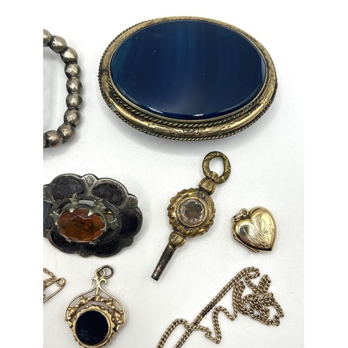 13 - A silver coloured metal buckle, and assorted other jewellery (qty)