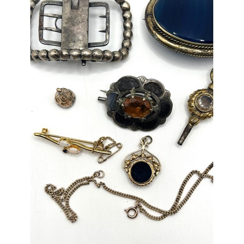 13 - A silver coloured metal buckle, and assorted other jewellery (qty)