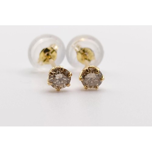 47 - A pair of 18ct yellow gold six claw set 0.20ct RBC diamond solitaire studs, boxed