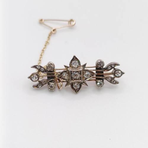 89 - An early 20th century diamond bar brooch, all in 4.3 g