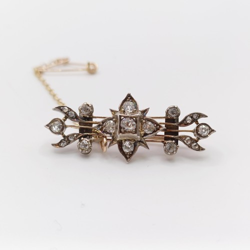 89 - An early 20th century diamond bar brooch, all in 4.3 g