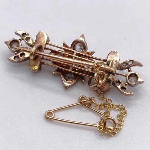 89 - An early 20th century diamond bar brooch, all in 4.3 g