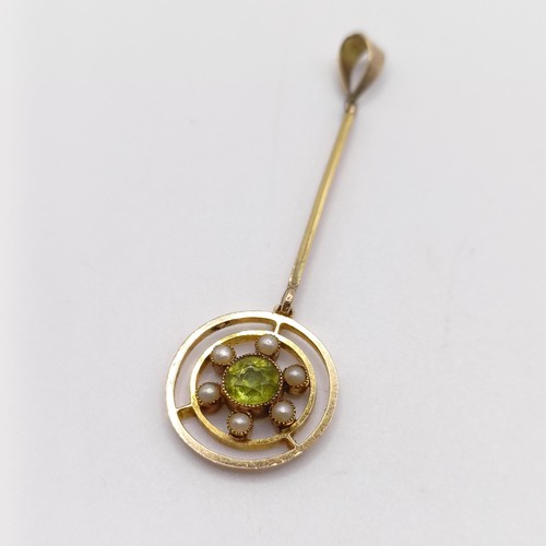 92 - An early 20th century 15ct gold, peridot and seed pearl pendant