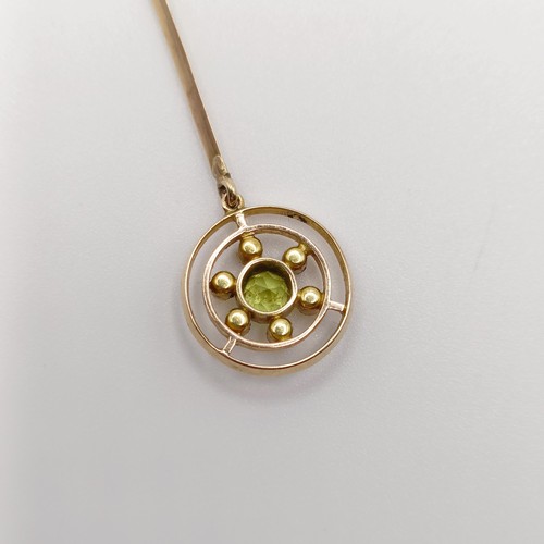 92 - An early 20th century 15ct gold, peridot and seed pearl pendant